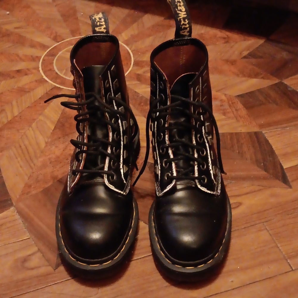 DR MARTINS 1460 AIRWAIR SMOOTH  BLACK STUD BOOTS 8